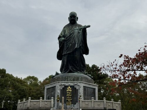 福岡・西新の元寇防塁史跡とも関連が深い銅造日蓮上人立像